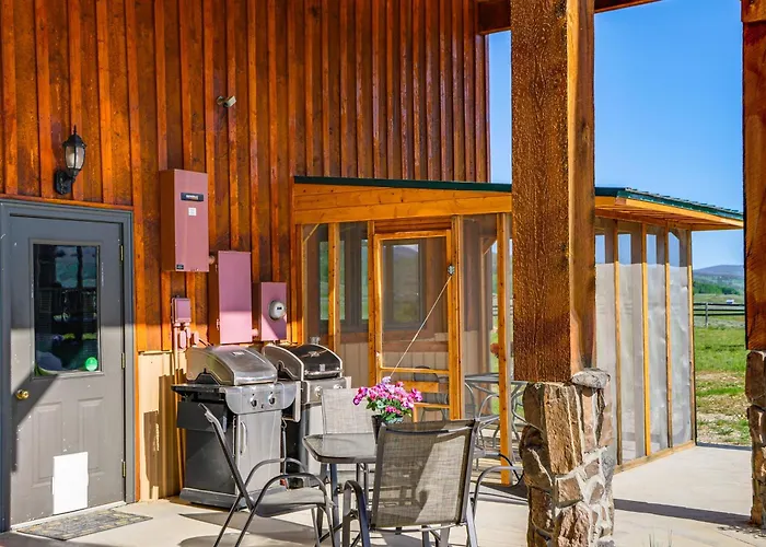 Apartment W/ Mtn Views By The River! Cora