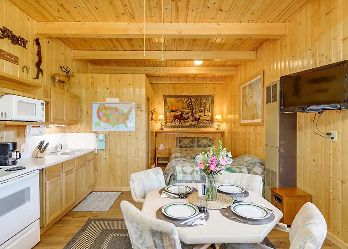 Apartment W/ Mtn Views By The River! Cora
